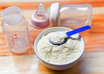 وزیر بهداشت: کمبودی در تولید شیرخشک نداریم